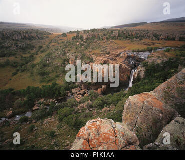 Vue de dessus de paysage rocheux, rivière et cascade. Le Mpumalanga, Afrique du Sud, l'Afrique. Banque D'Images