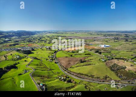 Les terres agricoles, route et chemin de fer, Pokeno, South Auckland, île du Nord, Nouvelle-Zélande - vue aérienne Banque D'Images
