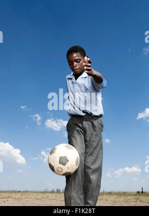 Élève de l'école africaine joue avec un ballon de foot Banque D'Images