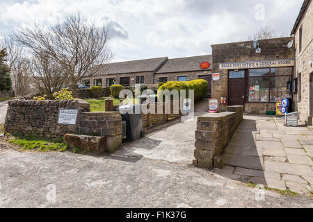Le bureau de poste rural, magasin général et l'entrée du site de camp à Edale, Derbyshire Peak District National Park, Angleterre, RU Banque D'Images