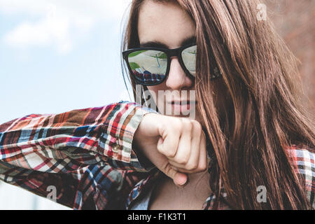 Belle jeune fille moderne de style et de la mode des jeunes. Banque D'Images