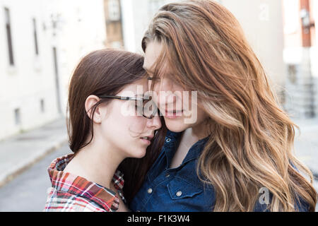 Femme réconforter un triste caucasian girl Banque D'Images