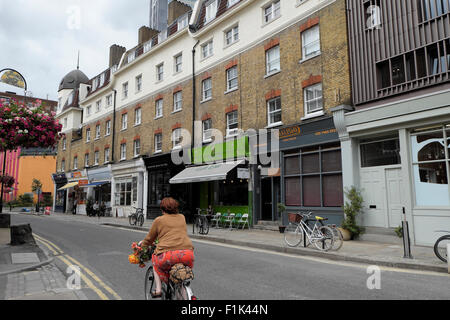 Une femme à vélo sur Snowsfields Street dans le sud de Londres Southwark Bermondsey UK KATHY DEWITT Banque D'Images