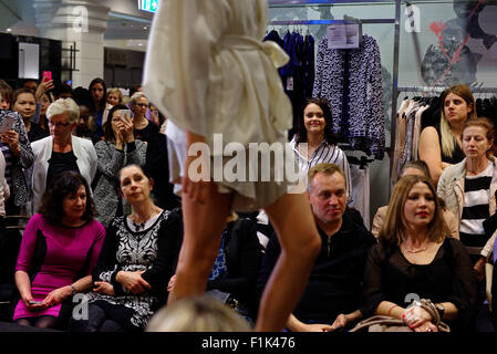 Sydney, Australie. 3 Septembre, 2015. Défilé de mode en magasin pour David Jones a attiré les foules lors de Vogue fashion's Night Out. Credit : MediaServicesAP/Alamy Live News Banque D'Images