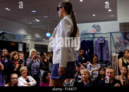 Sydney, Australie. 3 Septembre, 2015. Défilé de mode en magasin pour David Jones a attiré les foules lors de Vogue fashion's Night Out. Credit : MediaServicesAP/Alamy Live News Banque D'Images