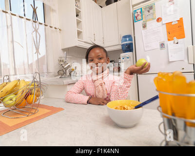 Girl holding an apple Banque D'Images