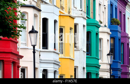 Londres, Angleterre, Royaume-Uni. Façades colorées dans Lancaster Road, près de Portobello Road, Kensington Banque D'Images