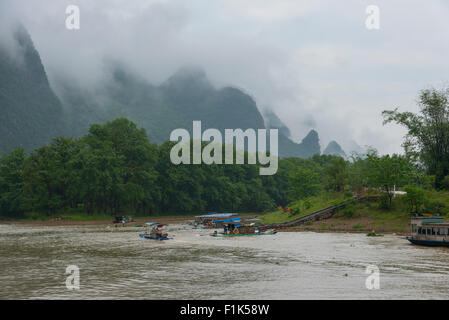 De petites embarcations et les bateaux de croisière sur la rivière Li en Chine Banque D'Images