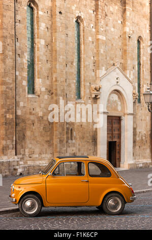 Orange classique voiture italienne devant une église catholique Banque D'Images