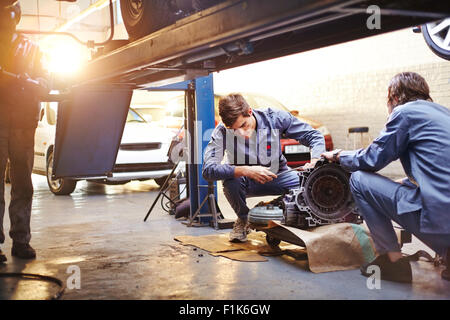 L'examen de la partie mécanique en atelier de réparation automobile Banque D'Images