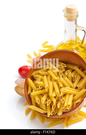 Les pâtes penne isolé sur fond blanc Banque D'Images