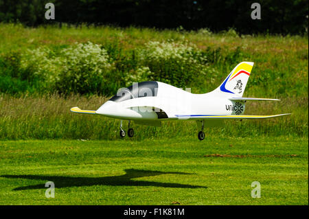 Voler les amateurs de grand modèle avion à l'Aérodrome de Strathaven lors du 3ème modèle écossais Air Show Banque D'Images