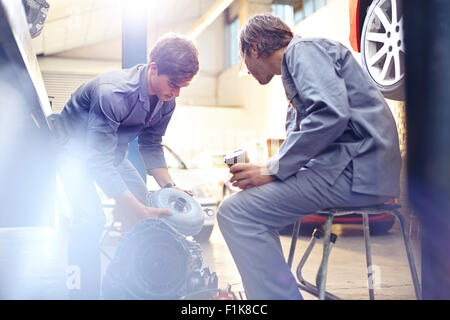 L'examen de la partie mécanique du moteur à l'atelier de réparation automobile Banque D'Images