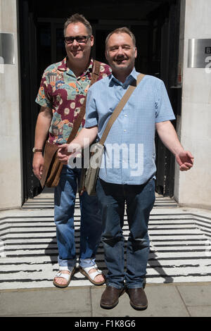 Vic Reeves et Bob Mortimer représentée laissant la Radio 2 studios comprend : Vic Reeves et Bob Mortimer Où : London, Royaume-Uni Quand : 03 Oct 2015 Banque D'Images