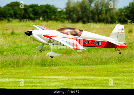 Voler les amateurs de grand modèle avion à l'Aérodrome de Strathaven lors du 3ème modèle écossais Air Show Banque D'Images