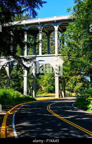 Le pont du ruisseau du cap, une partie de la route 101 sur la côte de l'Oregon Banque D'Images