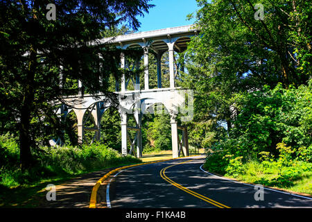 Le pont du ruisseau du cap, partie de la route US101 sur la côte de l'Oregon Banque D'Images