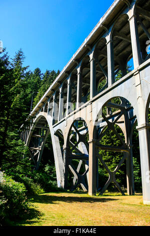 Le pont du ruisseau du cap, une partie de la route 101 sur la côte de l'Oregon Banque D'Images