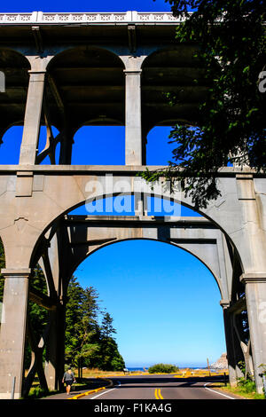 Le pont du ruisseau du cap, une partie de la route 101 sur la côte de l'Oregon Banque D'Images