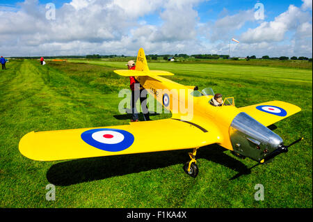 Voler les amateurs de grand modèle avion à l'Aérodrome de Strathaven lors du 3ème modèle écossais Air Show Banque D'Images