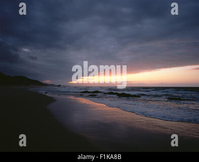 Le coucher du soleil et nuages sur Beach Sedgefield, Buffels Bay, Afrique du Sud Banque D'Images