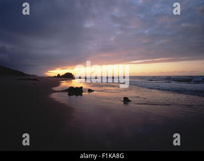 Le coucher du soleil et nuages sur la plage de Sedgefield, Buffels Bay, Afrique du Sud Banque D'Images