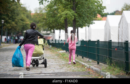 Berlin-Spandau, Allemagne. Sep, 2015 3. Les réfugiés passent par les nouvelles tentes au errected accueil des réfugiés dans l'ex-Schmidt-Knobelsdorf Kaserne caserne de police à Berlin-Spandau, Allemagne, 3 septembre 2015. Des tentes ont été mis en place pour fournir des logements supplémentaires pour les réfugiés. PHOTO : Bernd VON JUTRCZENKA/DPA/Alamy Live News Banque D'Images