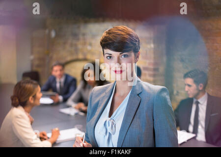 Portrait confident businesswoman in conference room meeting Banque D'Images