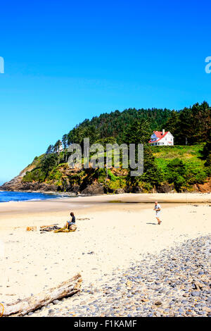 Phare Heceta keeper's house surplombe le parc d'état de Devil's Elbow situé sur la côte de l'Oregon. Banque D'Images