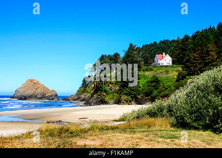 Phare Heceta keeper's house surplombe le parc d'état de Devil's Elbow situé sur la côte de l'Oregon. Banque D'Images