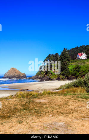 Phare Heceta keeper's house surplombe le parc d'état de Devil's Elbow situé sur la côte de l'Oregon. Banque D'Images