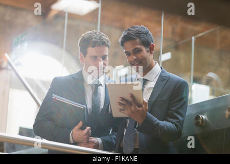 Hommes d'using digital tablet in office Banque D'Images