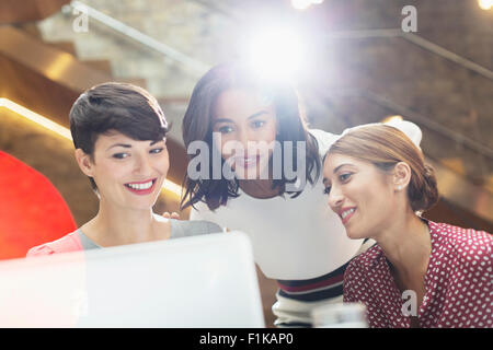 Businesswomen using laptop in office Banque D'Images