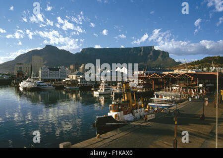 La montagne de la table avec port et front de mer V&A en premier plan. Victoria et Albert Waterfront Cape Town Western Cape Afrique du Banque D'Images