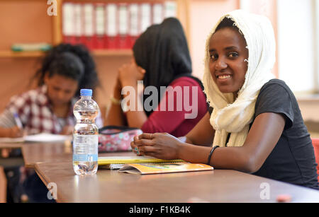 Aix-la-Chapelle, Allemagne. Août 26, 2015. Selam (r) L'étudiant assiste à un cours d'allemand pour les enfants réfugiés à Aix-la-Chapelle, Allemagne, 26 août 2015. Le cours prépare les enfants réfugiés sans connaissance préalable de la langue allemande pour des leçons dans les écoles allemandes. Photo : Henning Kaiser/dpa/Alamy Live News Banque D'Images