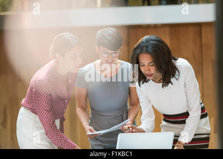 Businesswomen working at laptop in office Banque D'Images