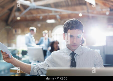 Businessman working at desk in office Banque D'Images