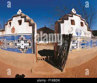 La porte et les murs de couleur vive à l'entrée village Ndebele. Botshabelo, Mpumalanga, Afrique du Sud, l'Afrique Banque D'Images