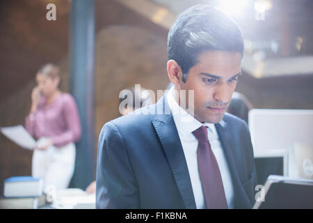 L'accent businessman working at desk in office Banque D'Images