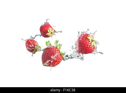 Les fraises avec les projections d'eau, isolé sur fond blanc avec Banque D'Images