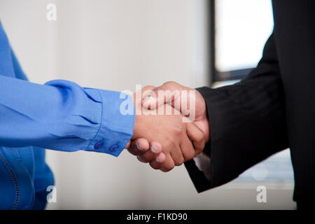 Deux gros plan du black business people shaking hands dans une salle de réunion Banque D'Images