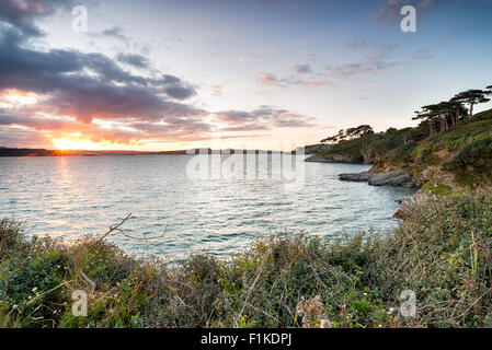 La vue de St Anthony's Head à Cornwall avec coucher de soleil sur Falmouth dans l'extrême gauche, St Mawes Castle dans l'extrême droite Banque D'Images