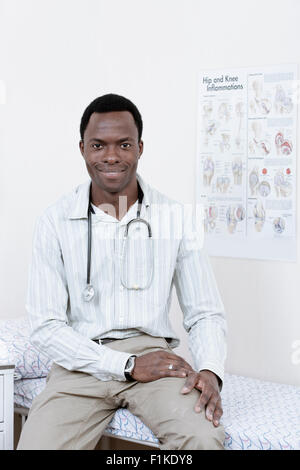 L'Afrique de l'homme médecin looking at camera, smiling Banque D'Images