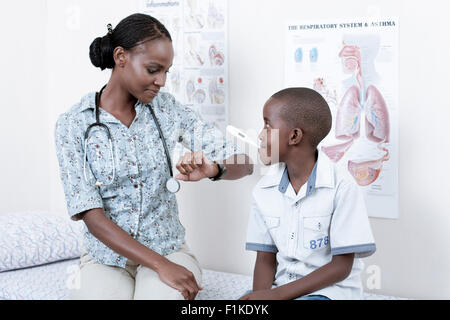 Médecin contrôle enfant africain dans une chambre du médecin Banque D'Images