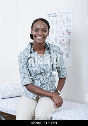 Femme médecin africain, smiling at camera Banque D'Images