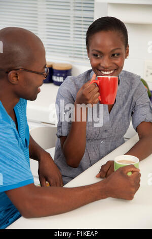 Young African couple marié à boire du café et à discuter ensemble dans la cuisine Banque D'Images