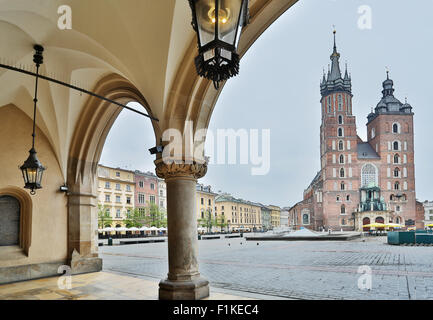 Basilique Saint Mary et de la place principale de Cracovie. Banque D'Images