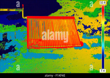 Thermovision image de système de chauffage solaire de l'eau vide Banque D'Images