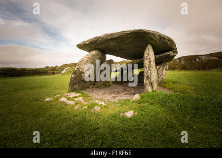 L'autel tombeau - un coin près de tombeau néolithique Schull, comté de Cork, en Irlande Banque D'Images