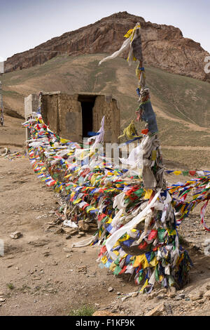 L'Inde, le Jammu-et-Cachemire, Srinagar à Leh Highway, Namika La, 12 198 pieds de haut col de montagne, les drapeaux de prières bouddhistes Banque D'Images